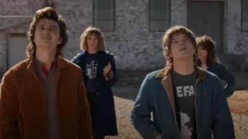Camiseta vintage de Etsy Tha Fall usada por Jonathan Byers (Charlie Heaton) vista en Stranger Things (S05E01)