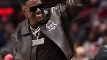 Chaqueta de cuero Boosie Badazz Bulls-Hawks en Boosie No puedo parar de reírme de Glorilla Sediento de Brandon Ingram en el juego de los Hawks