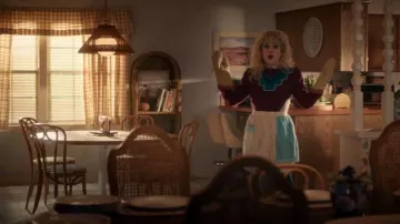 Naomi Bee Pull vintage des années 1990 porté par Karen Wheeler (Cara Buono) tel que vu dans Stranger Things (S05E01)