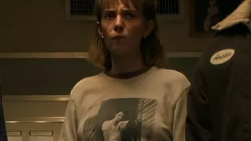 Stranger Things S05 T-shirt graphique Robin Buckley tel qu’on le voit dans Stranger Things (S05)
