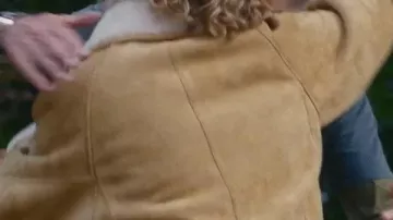 Oh. Quoi. Amusant. 2025 Veste Chloë Grace Moretz Brown Shearling portée par Taylor (Chloë Grace Moretz) en Oh. Quoi. Amusant.