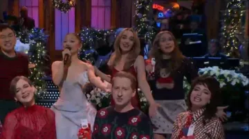 H&M Loose Fit Motif Detail Sweater worn by Veronika Slowikowska as seen in Saturday Night Live (S51E09)