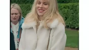 Amandaland 2025 Lucy Punch Coat porté par Amanda (Lucy Punch) tel que vu dans Amandaland (S01)