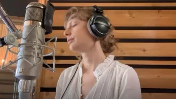 Faherty Women's Willa Top worn by Taylor Swift as seen in Taylor Swift | The Eras Tour | The End of an Era (S01E04)