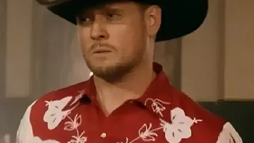 Camiseta de flecos rojos de Michael Bublé en The Voice S28 Final, llevada por Michael Bublé tal como se ve en The Voice