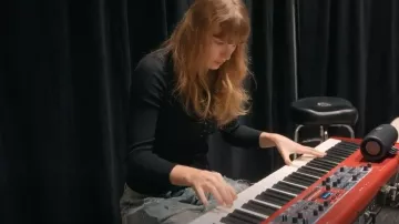 Sezane Reese T Shirt worn by Taylor Swift as seen in Taylor Swift | The Eras Tour | The End of an Era (S01E04)