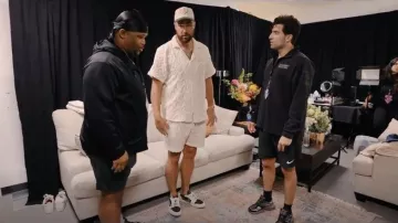 Short au crochet OAS Atlas porté par Travis Kelce tel que vu dans Taylor Swift | La tournée Eras | La fin d’une ère (S01E04)