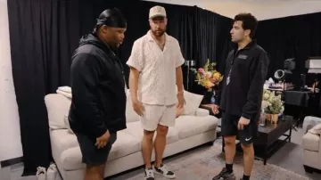 T-shirt OAS Las Cuba Crochet porté par Travis Kelce, vu dans Taylor Swift | The Eras Tour | The End of an Era (S01E04)