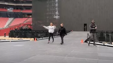 Nike Free RN 2017 worn by Taylor Swift as seen in Taylor Swift | The Eras Tour | The End of an Era (S01E05)