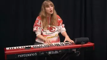 Westside Storey Vintage 90S Aop Kc Chiefs Sweatshirt worn by Taylor Swift as seen in Taylor Swift | The Eras Tour | The End of an Era (S01E06)