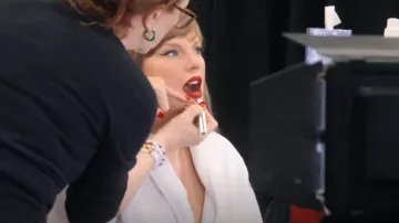 Mac Locked Kiss 24 Hour Lipstick worn by Taylor Swift as seen in Taylor Swift | The Eras Tour | The End of an Era (S01E06)