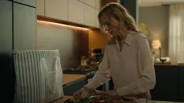 Wheel and Barrow Cooler Tote Bag Cream & Green Stripes with Cream Handles worn by Jess (Diane Kruger) as seen in Little Disasters (S01E03)