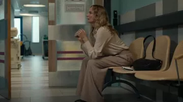 Sac bandoulière en cuir Allsaints Half Moon Stud porté par Jess (Diane Kruger) tel que vu dans Little Disasters (S01E03)