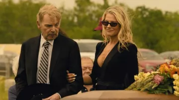 Vestido Midi Ojo de Horus de Zhivago que lleva Angela Norris (Ali Larter) como se ve en Landman (S02E04)