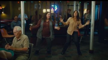 Les sneakers noires de Melissa McCarthy dans Les Flingueuses