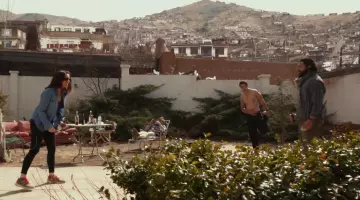 Les sneakers de sport grises et roses de Kim Baker (Tina Fey) dans Whiskey Tango Foxtrot