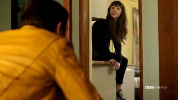 The Converse black Amanda (Hannah Marks) in Dirk Gently, detective holistic S01E08
