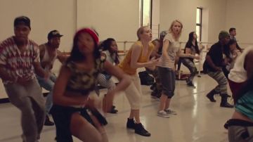 Les sneakers grises et blanches de Cornelia dans While We're Young