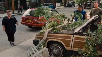 Les chaussures de running grises de Maggie (Melissa McCarthy) dans St. Vincent