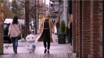 Les sneakers Nike Janoski Max noires de Jenna Elfman dans Imaginary Mary