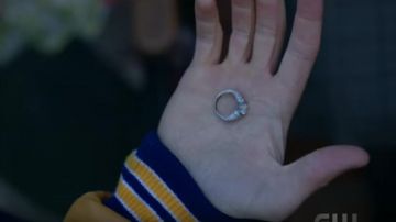 ring solitary in the hand of Jason Blossom in Riverdale S01E08
