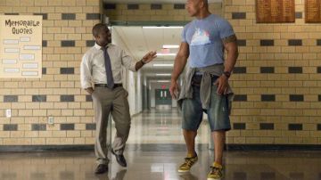 Los zapatos amarillos Adidas Gazelle de Bob Stone (Dwayne Johnson) en agentes casi secretos