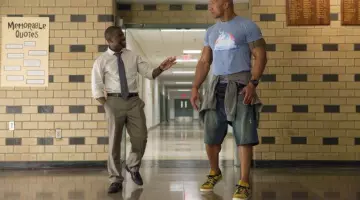 Les chaussures Adidas Gazelle jaunes de Bob Stone (Dwayne Johnson) dans Agents presque secrets