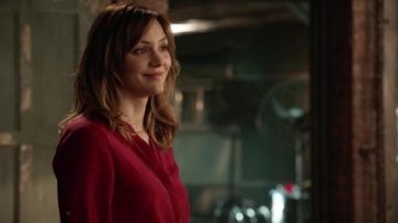 The red blouse of Paige Dineen in Scorpion S01E14