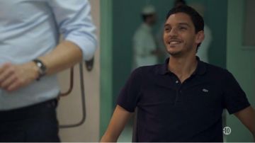 Le polo Lacoste bleu marine de Jamal dans kaboul Kitchen