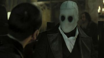 Les authentiques masque et manteau de Jonathan Preest (Ryan Phillippe) dans Dark World