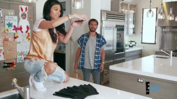 Sneakers white Vans Kourtney in Keeping Up With The Kardashian