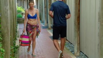 Chanclas tropicales Havaianas de Liza Miller (Sutton Foster) en Younger S03E11