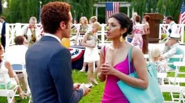 El vestido morado Narciso Rodriguez de Divya Katdare en Royal Pains S06E09
