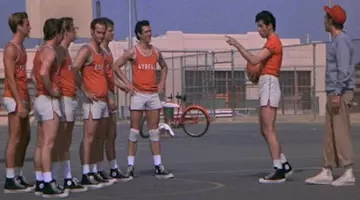 Les chaussures Converse noires de John Travolta dans Grease