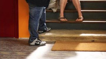Las zapatillas Nike grises y negras de Issa en Our Dear Neighbors