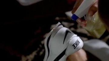 Les sneakers Nike blanches et noires dans Paid In Full