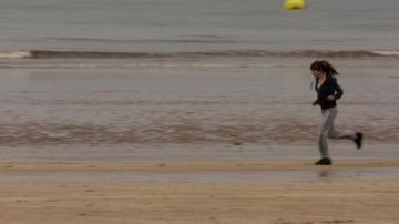 the sneakers of Josephine Cortes (Julie Depardieu) in The yellow eyes of crocodiles