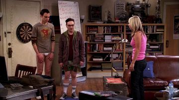 Les chaussures Converse noires de Leonard Hofstadter (Johnny Galecki) dans The Big Bang Theory S01E01