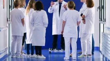 Zapatos de colmillo blanco en cada una de sus vidas