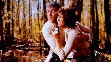 le haut de Vicky Vincenti (Claudia Cardinale) dans Les yeux bandés