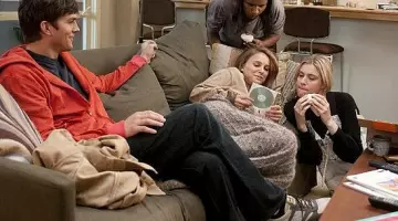 Les sneakers grises de Adam Franklin (Ashton Kutcher) dans Sex Friends