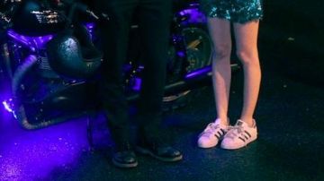 Zapatillas Adidas Superstar blancas de Emma Roberts en Nerve