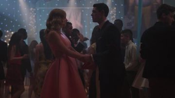 La robe de Betty Cooper (Lili Reinhart) dans Riverdale