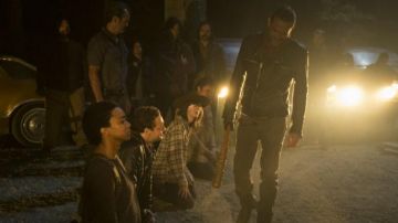 Chaqueta de cuero de Negan (Jeffrey Dean Morgan) en The Walking Dead S07E01