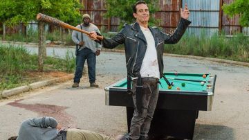 El cuchillo de supervivencia de Negan (Jeffrey Dean Morgan) en The Walking Dead S07E08