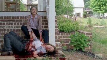Chaleco de flores de Carol Peletier (Melissa McBride) en The Walking Dead S06E02