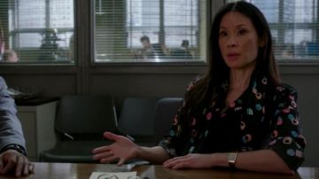 le chemisier bonbons de Joan Wat­son (Lucy Liu) dans Ele­men­tary