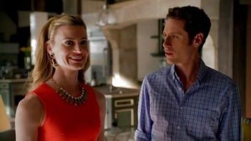 robe rouge reiss de Paige Collins dans royal pains S6E8