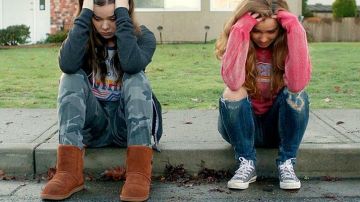 Les sneakers Converse grises de Krista (Haley Lu Richardson) dans The Edge Of Seventeen