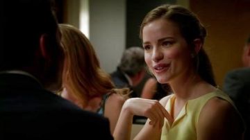 vestido amarillo Ted Baker de emma en panes reales S6E6